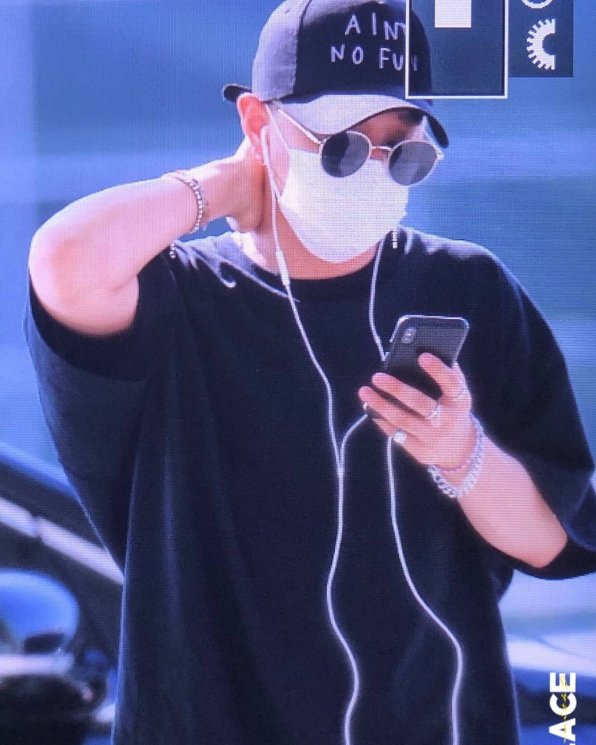 iKON kelelahan dan undang simpati. (Instagram/@ikon__update)