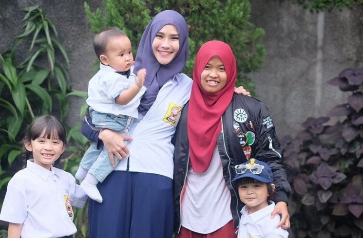 Rasiti bersama Zakia Adya Mecca dan anak-anaknya. (Instagram/@rasiti_zee)