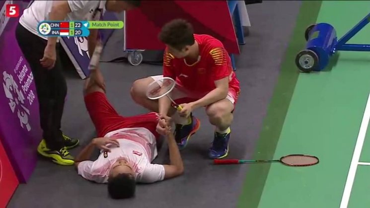 Shi Yuqi menghampiri Anthony Ginting yang cedera (Instagram/@yuqikeai)