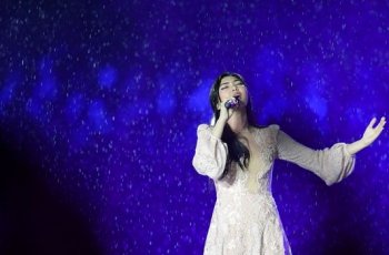 Selain Isyana, 4 Penyanyi Ini Rela Kehujanan saat Manggung