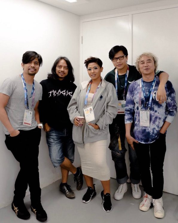 Momen kehangatan artis di balik layar Closing Asian Games 2018. (Instagram/@dirasugandi)