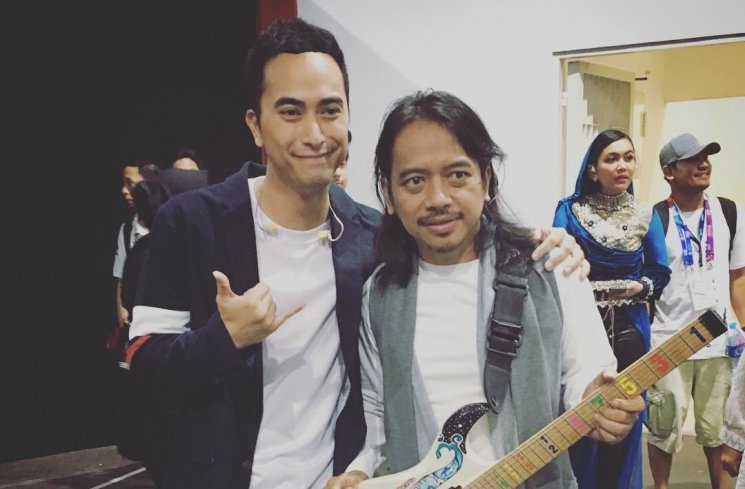 Momen kehangatan artis di balik layar Closing Asian Games 2018. (Instagram/@winkywiryawan912)