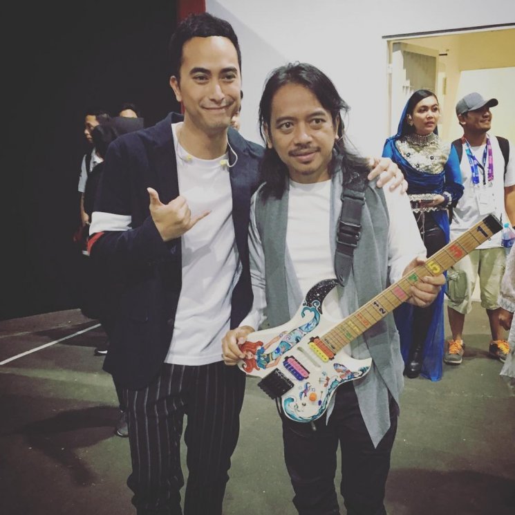 Momen kehangatan artis di balik layar Closing Asian Games 2018. (Instagram/@winkywiryawan912)
