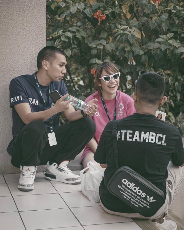 Momen kehangatan artis di balik layar Closing Asian Games 2018. (Instagram/@rayiputra26)