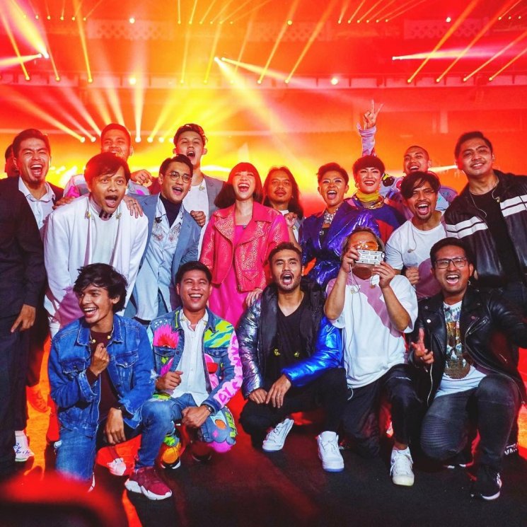 Momen kehangatan artis di balik layar Closing Asian Games 2018. (Instagram/@gigiband)