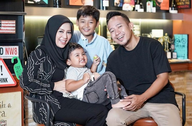 Keluarga Denny Cagur dan Arsha. (Instagram/@dennycagur)