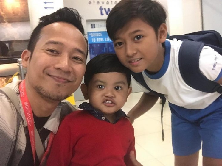 Denny Cagur, putranya dan Arsha. (Instagram/@dennycagur)