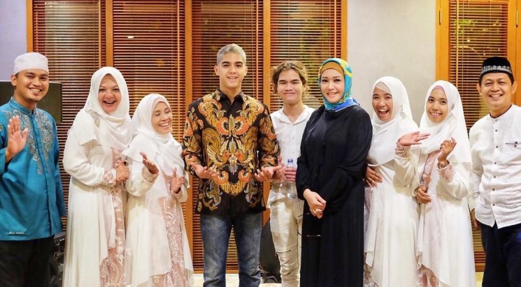 Maia Estianty, Ahmad Al Ghazali, Abdul Qadir Jaelani, dan peserta pengajian. (Instagram)