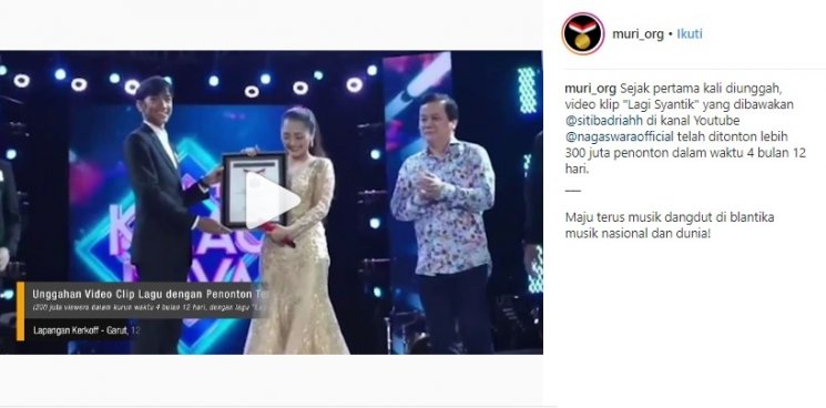 Penyerahan penghargaan dari MURI untuk lagu Lagi Syantik. (Instagram/@muri_org)