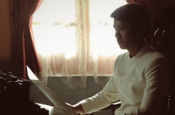 Penampilan Iqbaal Ramadhan dalam Foto Teaser Terbaru Bumi Manusia