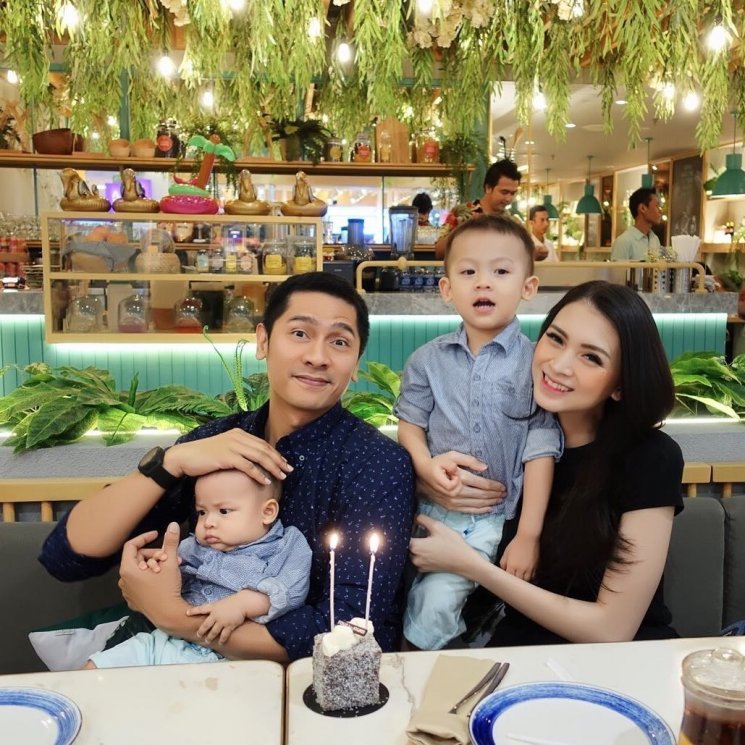Donita, Adi Nugroho dan dua buah hati (Instagram/@donitabhubiy)