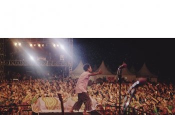 Ari Lesmana Vokalis Band Indie Lantunkan Azan di Acara Sahur Bikin Merinding: Bukan Anak Senja tapi Anak Subuh