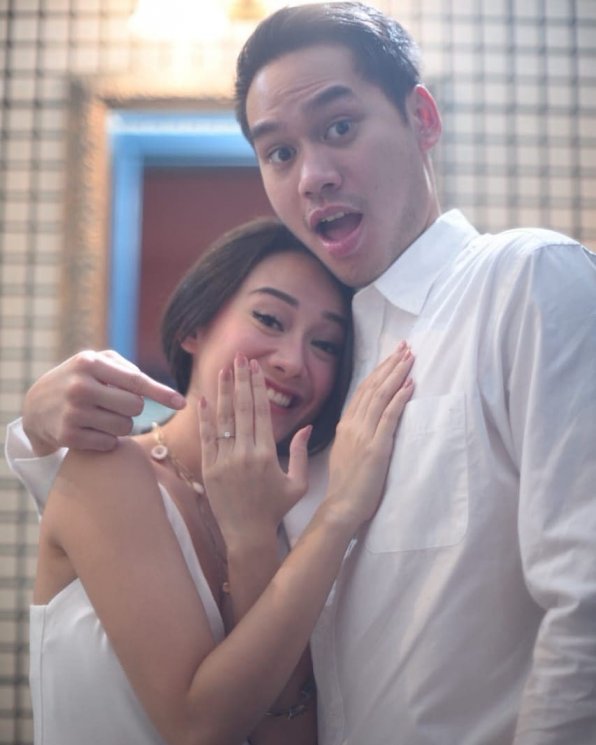 Momen pertunangan Rama Sahetapy dan Merdianti Octavia (Instagram/@dewiyullofficial)