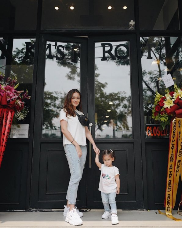Yasmine Wildblood dan anaknya. (Instagram/@yaswildblood)