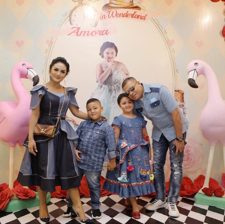 Krisdayanti, Raul Lemos, Amora Lemos dan Kellen Alexander Lemos (Instagram/@krisdayantilemos)