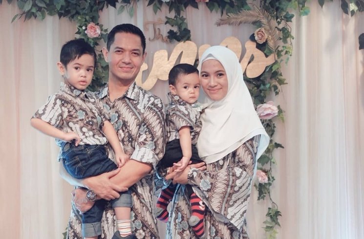 Dude Herlino, Alyssa Soebandono dan kedua anak mereka. (Instagram/@ichasoebandono)