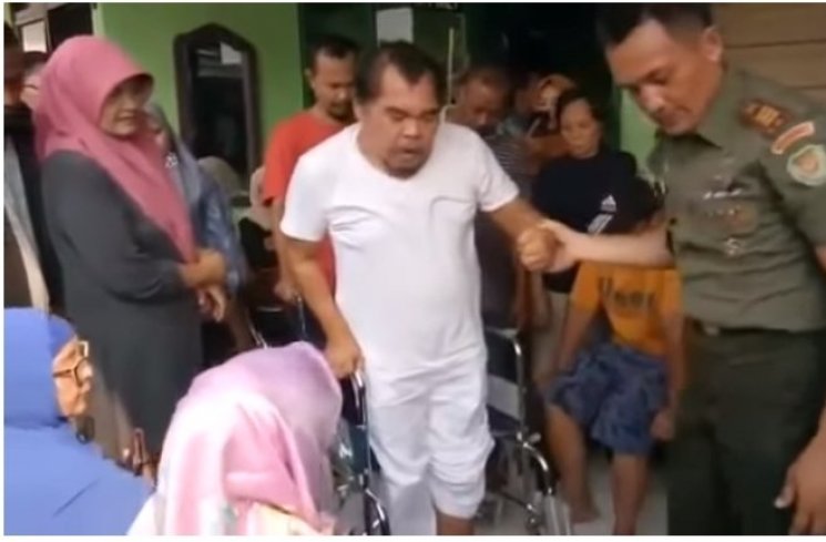 Mat Solar jalani terapi. (Youtube/ Reynaldi Rizky)