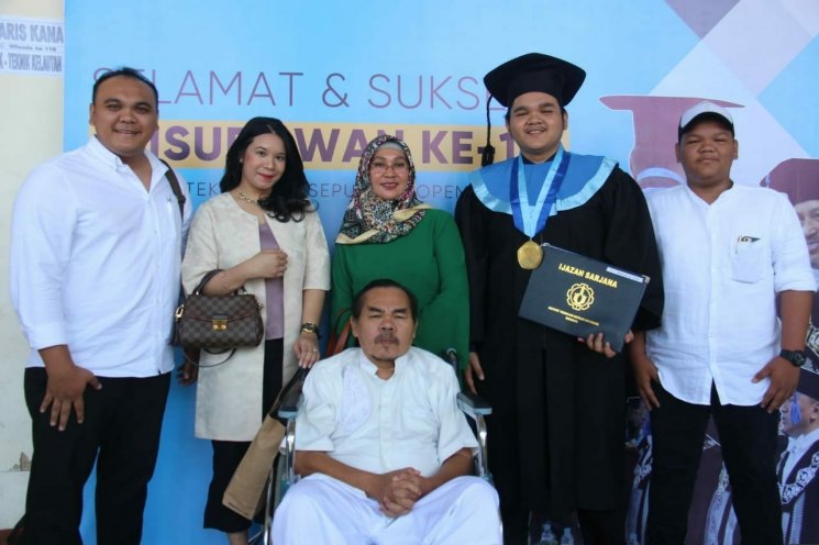 Mat Solar hadiri wisuda anaknya di Intitut Teknologi Sepuluh Nopember (ITS), Sabtu (15/9/2018). (ITS)