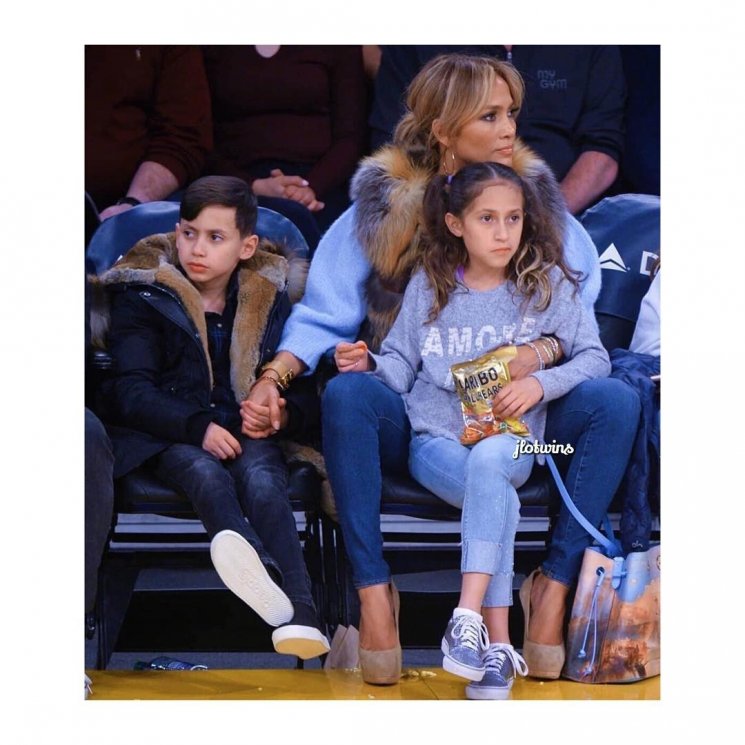 Jennifer Lopez (Instagram/@jlotwins)