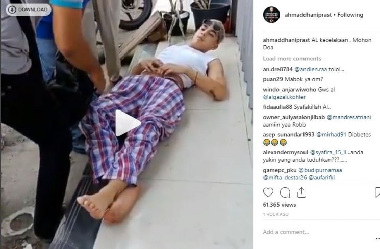 Al Ghazali dibaringkan di emperan ruko. (Instagram/@ahmaddhaniprast)