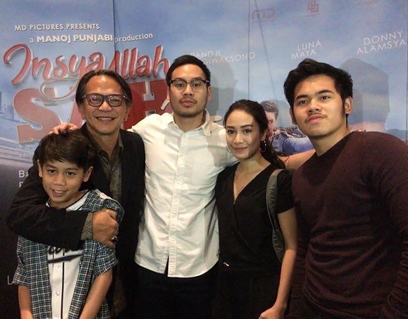 Ramiza Prasca Kuntadi bersama kakek, om dan tantenya hadiri premier InsyaAllah Sah 2. (Instagram/@raysahetapy)