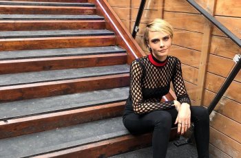 Cara Delevingne Tampil Berani di Met Gala 2022, Tak Ragu Umbar Tubuh Dicat Emas