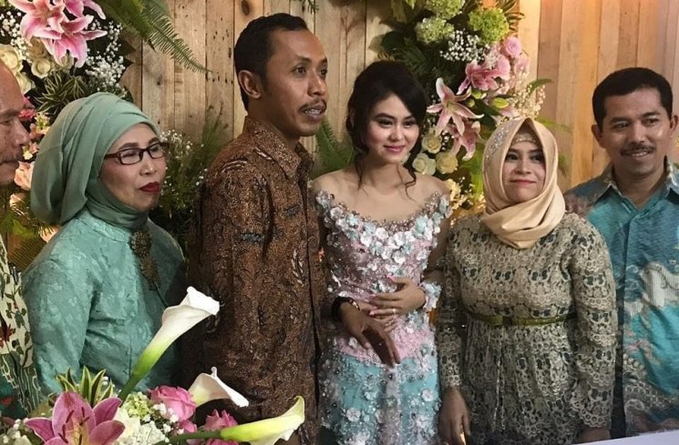 Moment lamaran Furry Setya dan Dwinda Ratna. (Instagram/@erickestrada168)