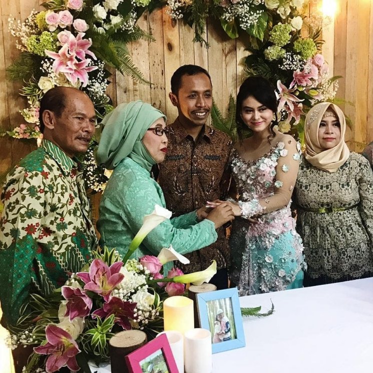 Moment lamaran Furry Setya dan Dwinda Ratna. (Instagram/@erickestrada168)