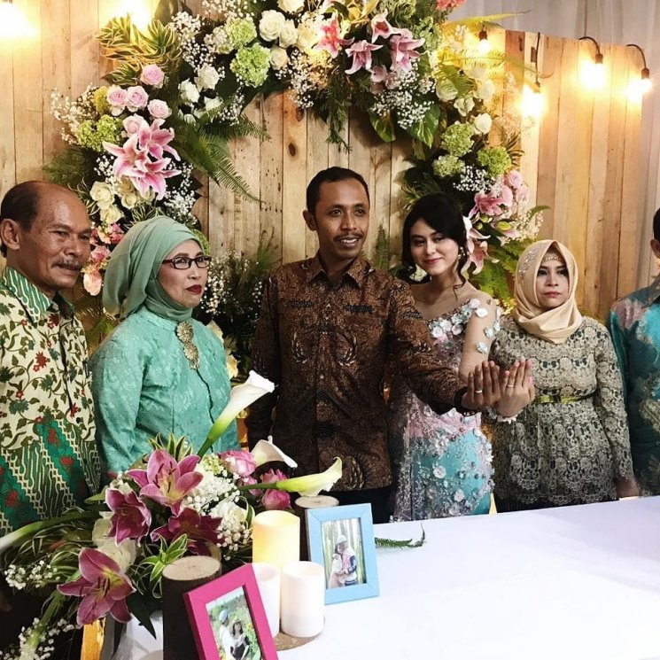 Moment lamaran Furry Setya dan Dwinda Ratna. (Instagram/@erickestrada168)