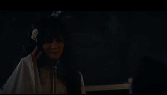 Luna Maya sebagai Suzzanna. (YouTube/Soraya Intercine Films)