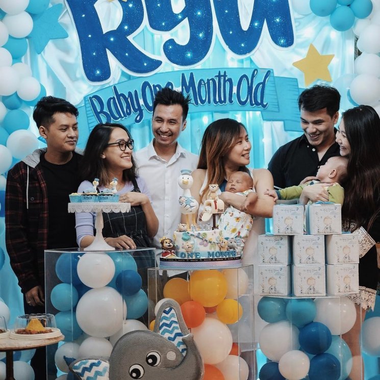 Cherly Juno bersama suami dan teman-teman Cherrybelle (Instagram/@cherly7uno)