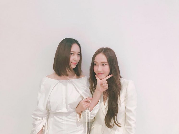 Senyum manis Krystal Jung. (Instagram/@vousmevoyez)