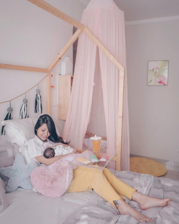 Sharena Gunawan tengah memberi asi putri keduanya. (Instagram/@mrssharena)