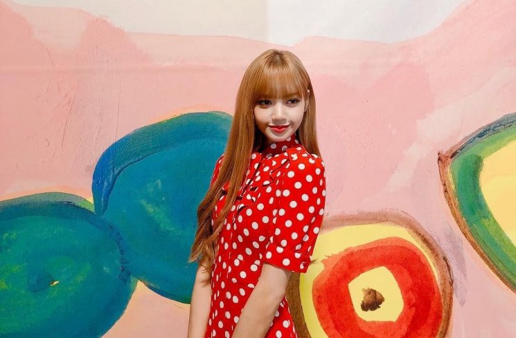 Senyum manis Lisa BLACKPINK. (Instagram/@lalalalisa_m)