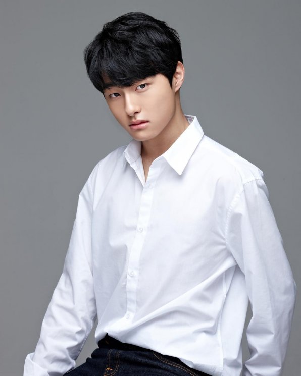 Yoon Chan Young  (Instagram/@2001_yoon)