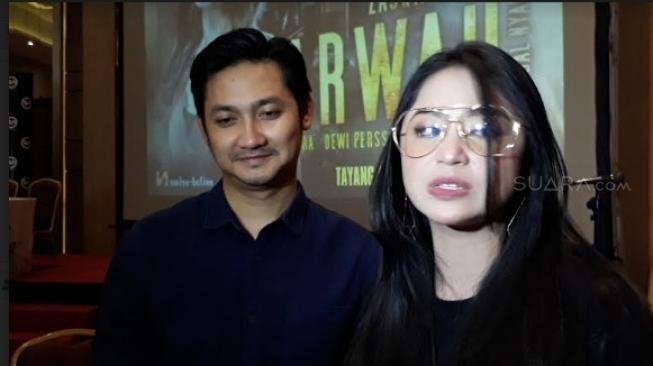 Dewi Perssik usai jumpa press Film Arwah, di Swiss-Bellin Hotel, Karawang, Jawa Barat, Sabtu (22/9/2018). (Suara.com/Ismail)