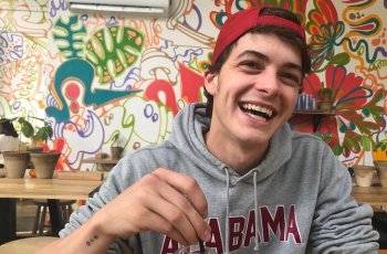 Israel Broussard yang Tak Kalah Memesona dari Noah Centineo