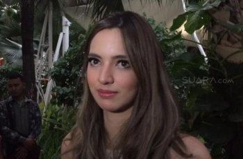 Adu Pose Seksi, Nia Ramadhani Ngaku Kalah dari Ariel Tatum