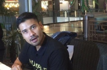 Hot Daddy! Potret Menggemaskan Chicco Jerikho Momong Putri Kecilnya