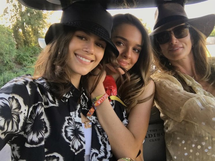 Kaia Gerber (kiri) dan Cindy Crawford (kanan). (Instagram/@cindycrawford)
