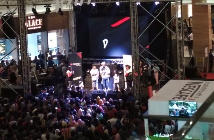 Atta Halilintar memeluk penggemar dalam acara YouTube FanFest 2018 di Yogyakarta. (Matamata.com/Uni Irmagani)