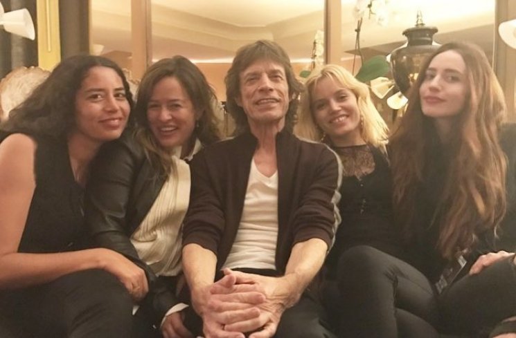 Mick Jagger (tengah) dan Georgia May Jagger (samping kirinya). (Instagram/@georgiamayjagger)