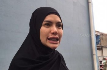Bikin Hati Adem, 5 Potret Nikita Mirzani Pakai Hijab Syar'i saat Umrah