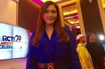 Gaya Maia Estianty saat Foto Bareng 5 Seleb Hollywood, Bikin Iri
