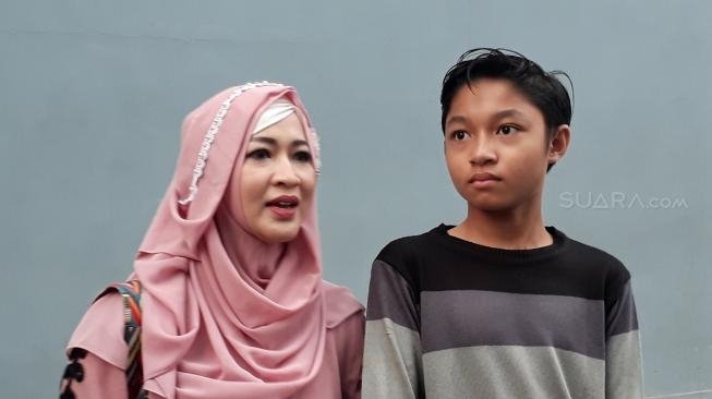 Okie Agustina dan anak. (Suara.com/Wahyu Tri Laksono)