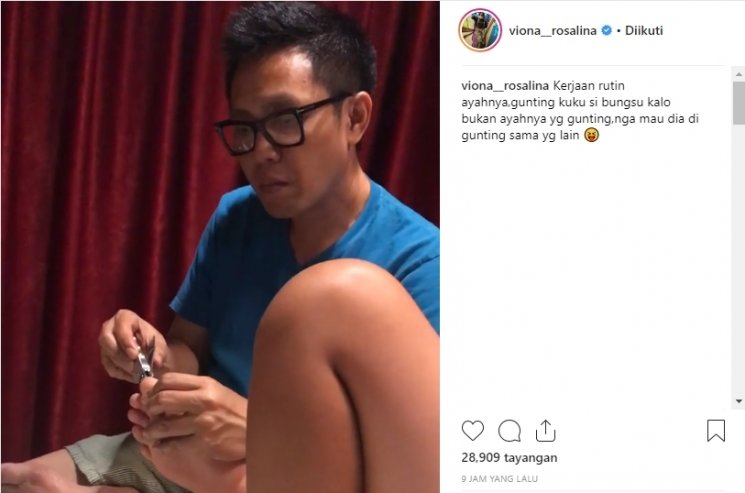 Eko Patrio potong kuku kaki anak. (Instagram/@viona_rosalina)