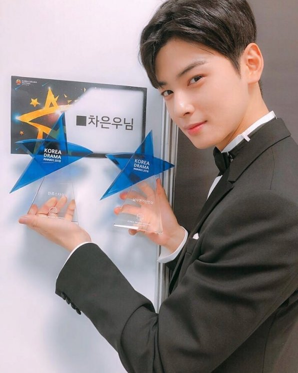 Cha Eun Woo menang penghargaan di Korea Drama Awards 2018 (Instagram/@kdrama_kpop_fanatic)
