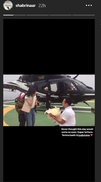 Momen Ryuji Utomo melamar kekasihnya. (Instagram/@shabrinaar)