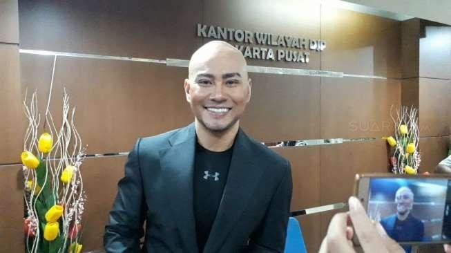Deddy Corbuzier di Kantro Dierjen Pajak, Jakarta Pusat, Rabu (25/10/2017). [suara.com/Ismail]
