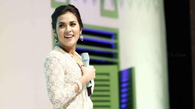 Raisa tampil dalam acara Investor Summit dan Capital Market Expo (ISCME) 2014 di The Ballroom Ritz Carlton, Pacific Place, Jakarta, Rabu (17/9). [suara.com/Kurniawan Mas'ud]